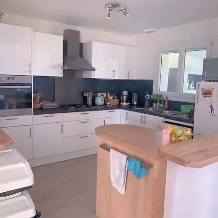 Maison Familiale Au Calme Dans Une Chargee D'histoire Hotel